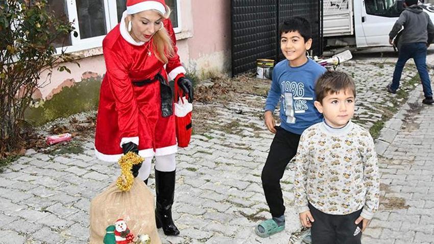 Tekirdağ'da 'Noel Anne' 15 yıldır çocuklara hediye vererek mutlu olmalarını sağlıyor