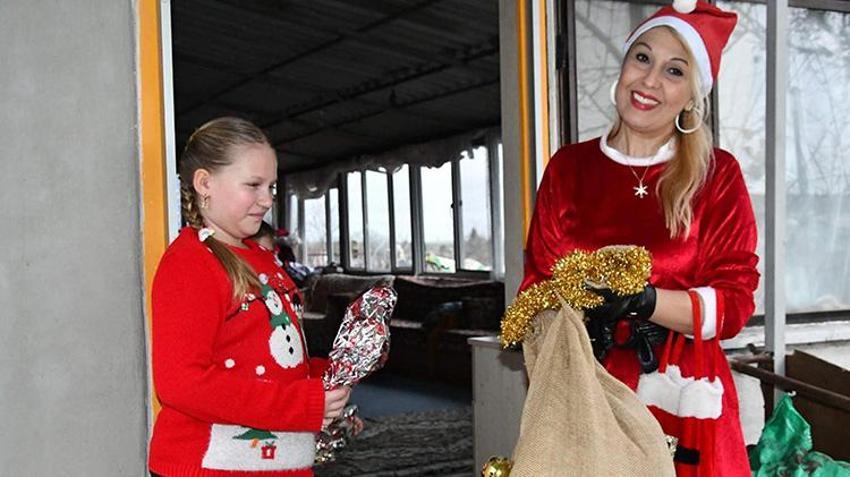 Tekirdağ'da 'Noel Anne' 15 yıldır çocuklara hediye vererek mutlu olmalarını sağlıyor