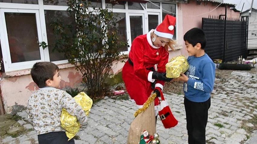 Tekirdağ'da 'Noel Anne' 15 yıldır çocuklara hediye vererek mutlu olmalarını sağlıyor