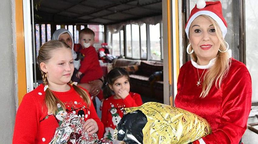 Tekirdağ'da 'Noel Anne' 15 yıldır çocuklara hediye vererek mutlu olmalarını sağlıyor