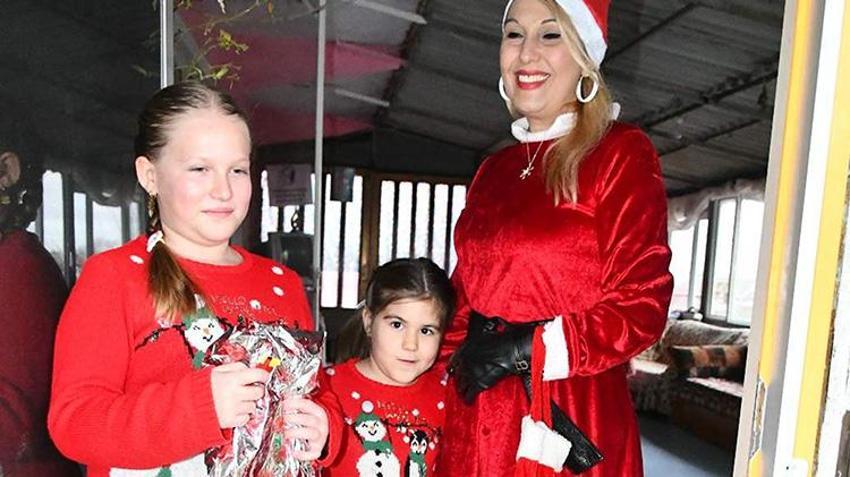Tekirdağ'da 'Noel Anne' 15 yıldır çocuklara hediye vererek mutlu olmalarını sağlıyor