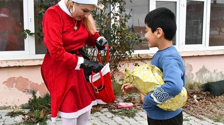 Tekirdağ'da 'Noel Anne' 15 yıldır çocuklara hediye vererek mutlu olmalarını sağlıyor
