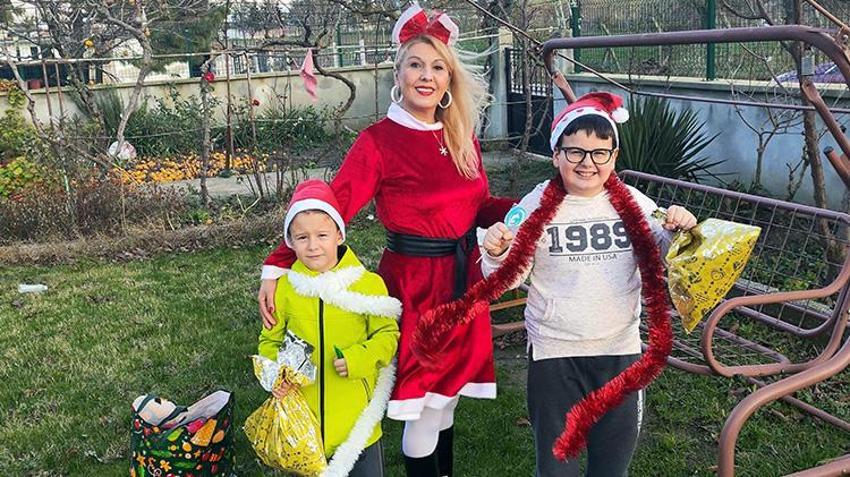 Tekirdağ'da 'Noel Anne' 15 yıldır çocuklara hediye vererek mutlu olmalarını sağlıyor