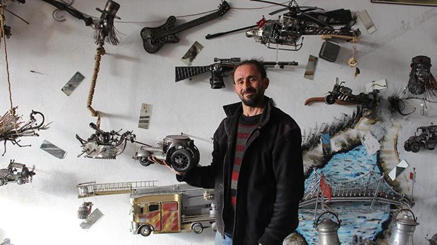 Sivas'ta demir doğrama ustası çocukluk hevesiyle şekil verdiği demirle şimdi sanat eseri yapıyor