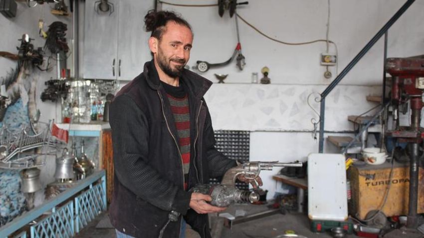 Sivas'ta demir doğrama ustası çocukluk hevesiyle şekil verdiği demirle şimdi sanat eseri yapıyor