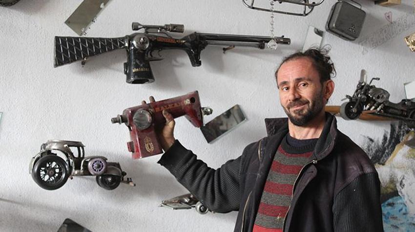 Sivas'ta demir doğrama ustası çocukluk hevesiyle şekil verdiği demirle şimdi sanat eseri yapıyor