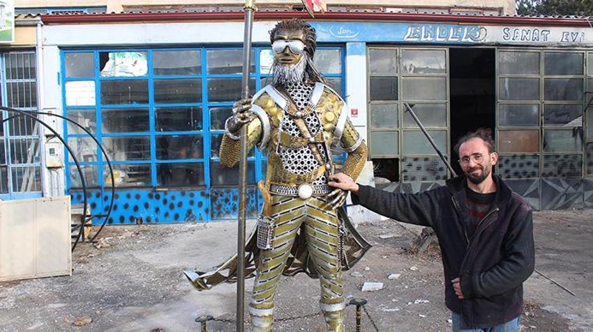 Sivas'ta demir doğrama ustası çocukluk hevesiyle şekil verdiği demirle şimdi sanat eseri yapıyor