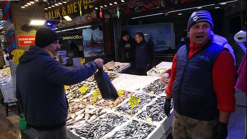 Trabzon yeni yıla hindiyle değil yine balıkla girecek! Çarşı pazarda balık tezgahları doldu taştı