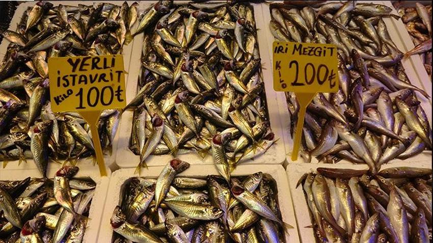 Trabzon yeni yıla hindiyle değil yine balıkla girecek! Çarşı pazarda balık tezgahları doldu taştı