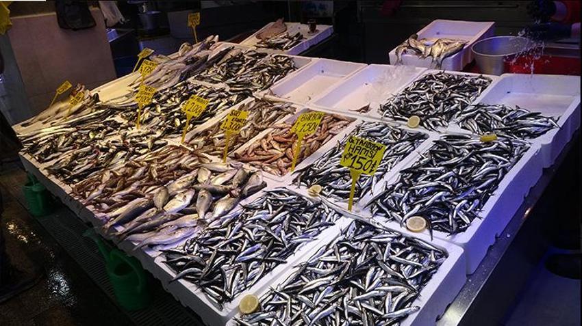 Trabzon yeni yıla hindiyle değil yine balıkla girecek! Çarşı pazarda balık tezgahları doldu taştı