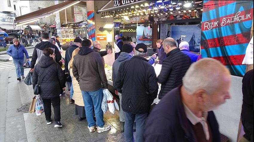 Trabzon yeni yıla hindiyle değil yine balıkla girecek! Çarşı pazarda balık tezgahları doldu taştı