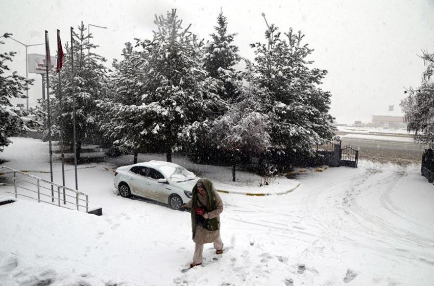 Lapa lapa kar, sağanak yağış ve kuvvetli fırtına! Yeni yılın ilk gününde havalar nasıl olacak? Meteoroloji son hava tahmin raporunu yayınladı