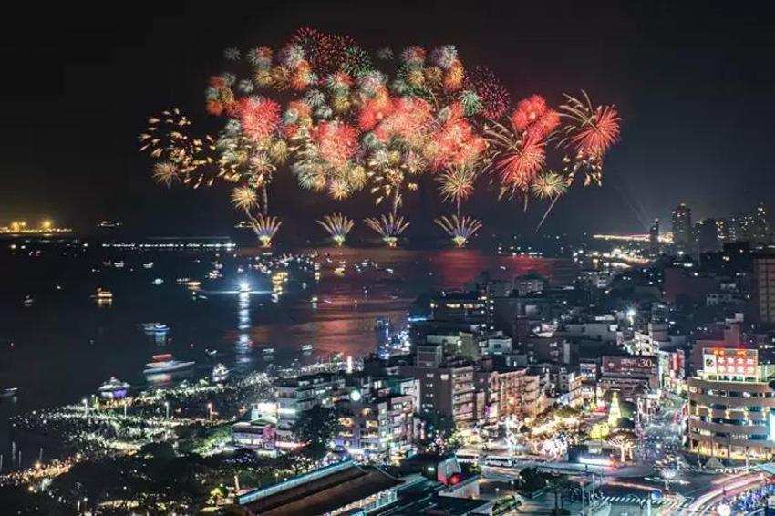 Dünya yeni yıla giriyor! İşte 2025'e giren ülkeler ve adalardan ilk görüntüler