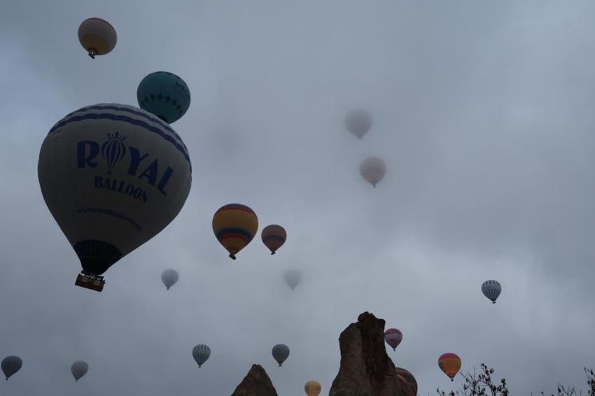 Yılın ilk güneşinin doğuşunu sıcak hava balonlarında izlediler
