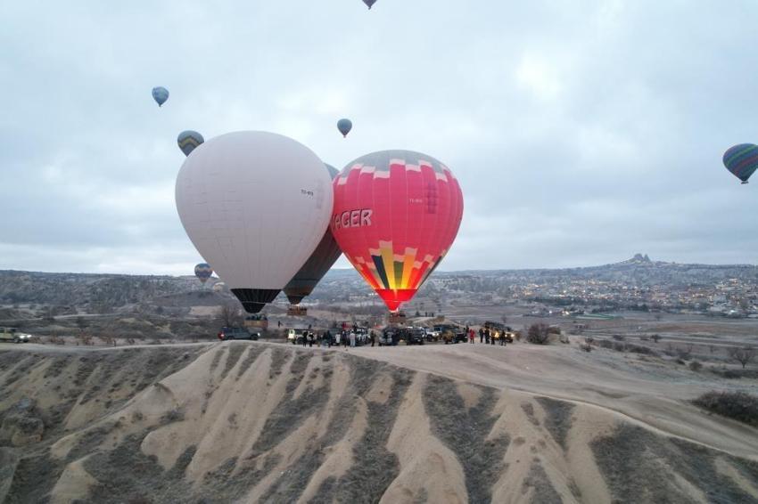 Yılın ilk güneşinin doğuşunu sıcak hava balonlarında izlediler
