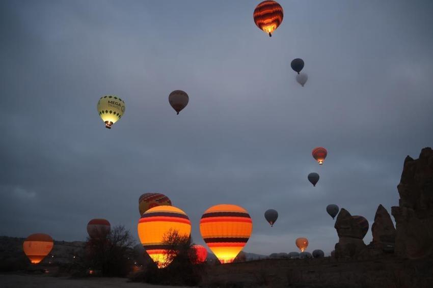 Yılın ilk güneşinin doğuşunu sıcak hava balonlarında izlediler
