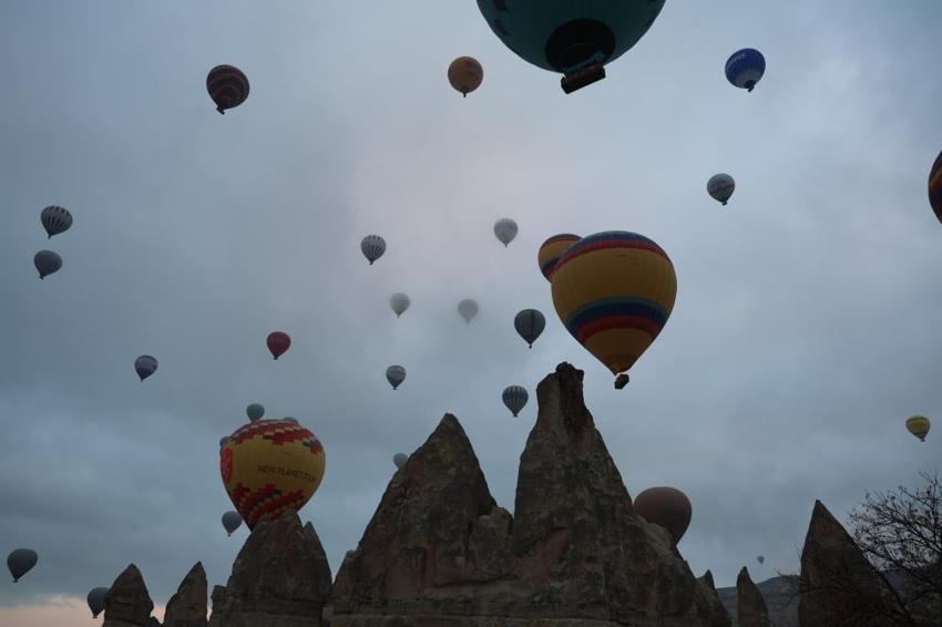 Yılın ilk güneşinin doğuşunu sıcak hava balonlarında izlediler

