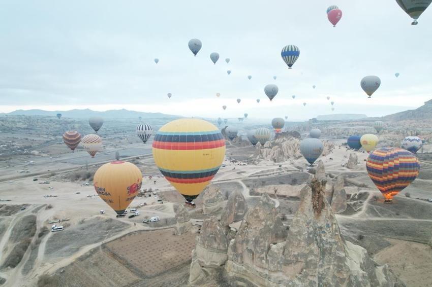 Yılın ilk güneşinin doğuşunu sıcak hava balonlarında izlediler
