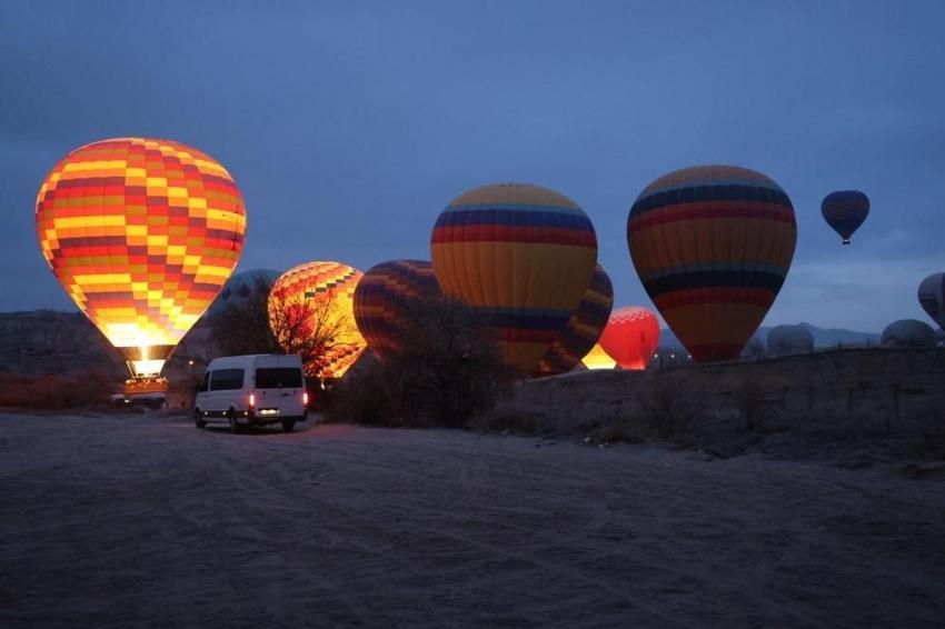 Yılın ilk güneşinin doğuşunu sıcak hava balonlarında izlediler
