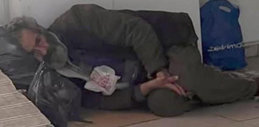 “Evsiz” sandılar, iki dairesi çıktı! Sosyal medyanın “evsiz” kahramanı, üçüncü kez temizlenen çöp evin de sahibi çıktı