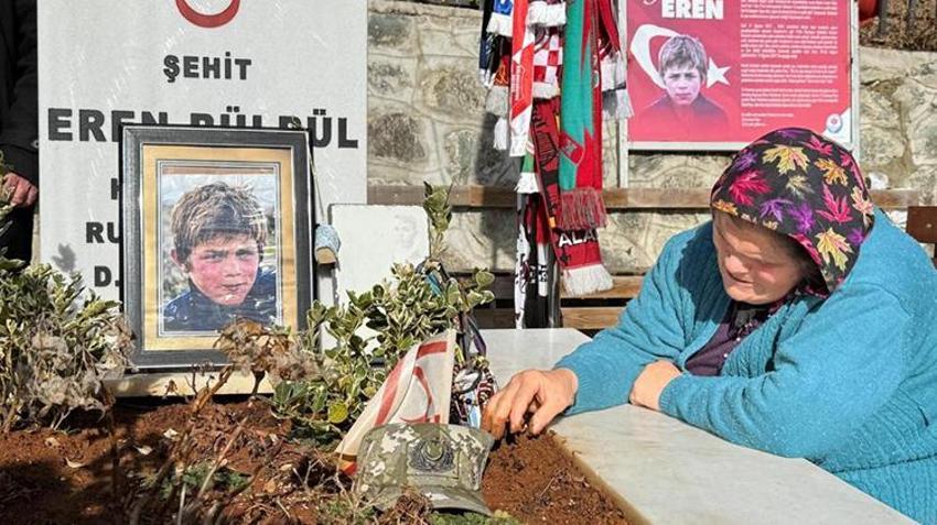 Şehit Eren Bülbül’ün yaş gününü 8 yıldır mezarı başında karşılıyor: “İnşallah terör biter, yeni Erenler ölmez”
