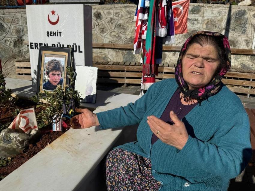 Şehit Eren Bülbül’ün yaş gününü 8 yıldır mezarı başında karşılıyor: “İnşallah terör biter, yeni Erenler ölmez”