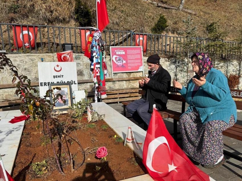 Şehit Eren Bülbül’ün yaş gününü 8 yıldır mezarı başında karşılıyor: “İnşallah terör biter, yeni Erenler ölmez”