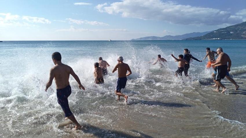 Mersin'de yeni yılın ilk günü: Hem kayak, hem deniz keyfi