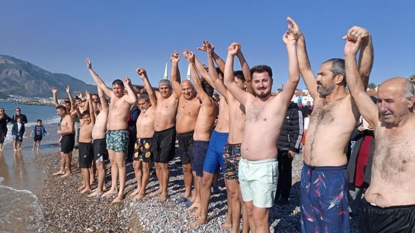 Mersin'de yeni yılın ilk günü: Hem kayak, hem deniz keyfi