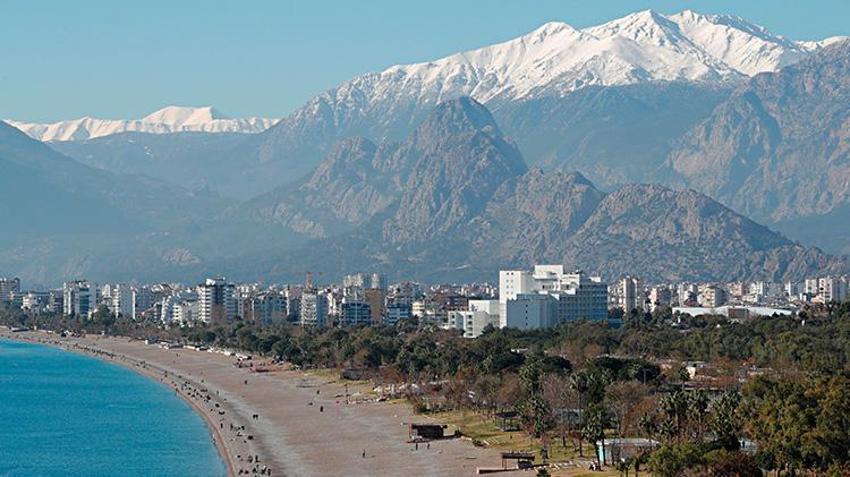 Antalyalı vatandaşlar yılın ilk gününü karlı dağların gölgesinde güneşlenerek geçirdi