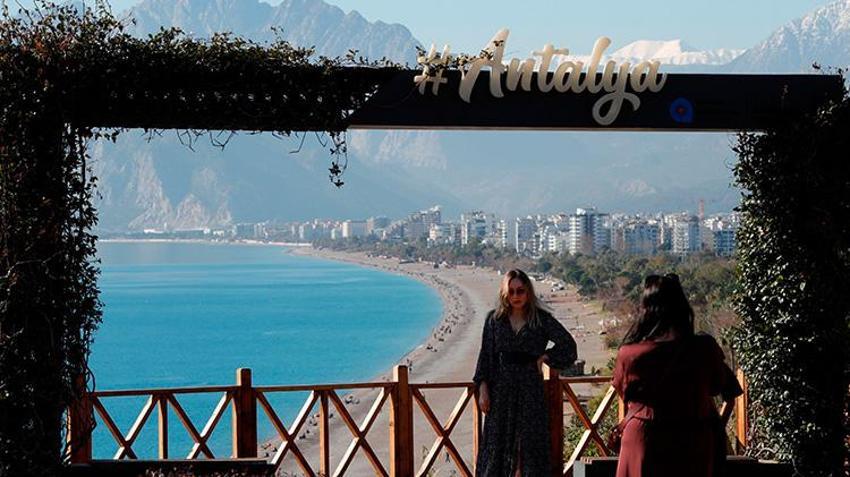 Antalyalı vatandaşlar yılın ilk gününü karlı dağların gölgesinde güneşlenerek geçirdi