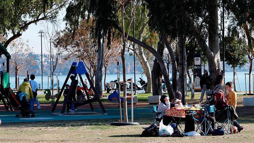 Antalyalı vatandaşlar yılın ilk gününü karlı dağların gölgesinde güneşlenerek geçirdi