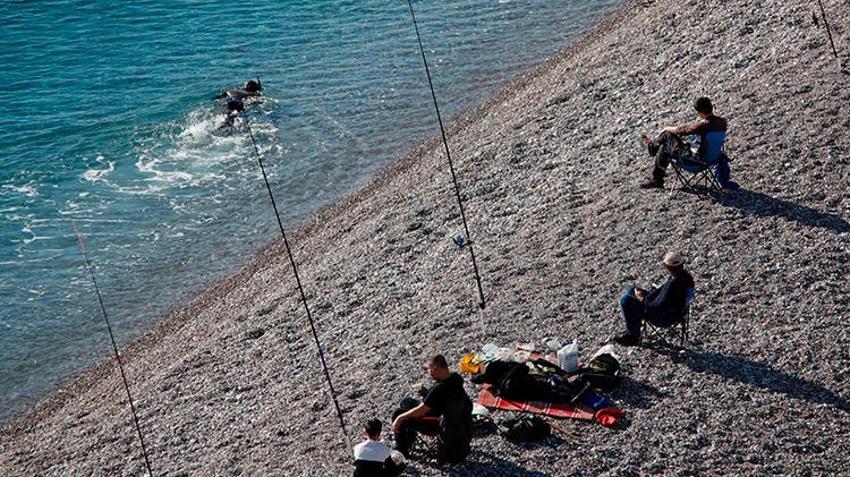 Antalyalı vatandaşlar yılın ilk gününü karlı dağların gölgesinde güneşlenerek geçirdi