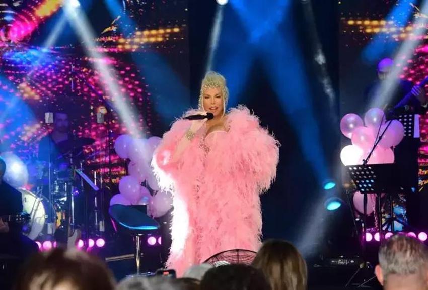 Ünlü isimler yeni yılı sahnede karşıladı! Kombinleri yılbaşı gecesine damga vurdu