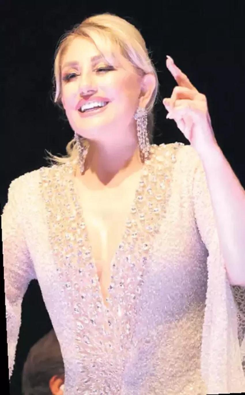 Ünlü isimler yeni yılı sahnede karşıladı! Kombinleri yılbaşı gecesine damga vurdu