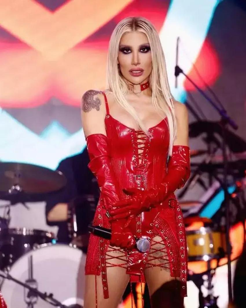 Ünlü isimler yeni yılı sahnede karşıladı! Kombinleri yılbaşı gecesine damga vurdu