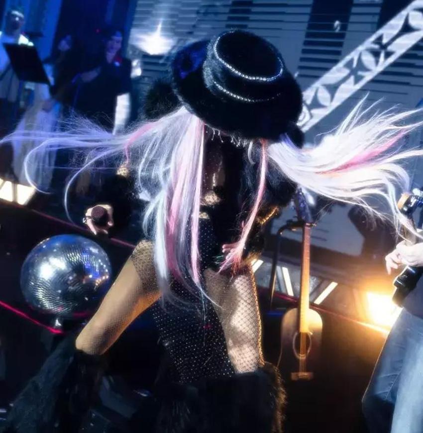 Ünlü isimler yeni yılı sahnede karşıladı! Kombinleri yılbaşı gecesine damga vurdu