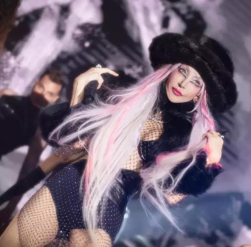 Ünlü isimler yeni yılı sahnede karşıladı! Kombinleri yılbaşı gecesine damga vurdu