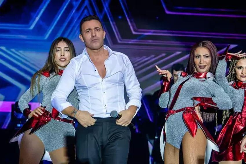 Ünlü isimler yeni yılı sahnede karşıladı! Kombinleri yılbaşı gecesine damga vurdu