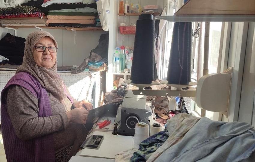 Depremde iş yeri yıkıldı yine de vazgeçmedi! Kahramanmaraş'ta 5 çocuk annesi konteyneri atölyeye çevirdi