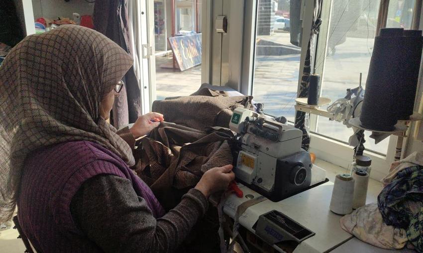 Depremde iş yeri yıkıldı yine de vazgeçmedi! Kahramanmaraş'ta 5 çocuk annesi konteyneri atölyeye çevirdi