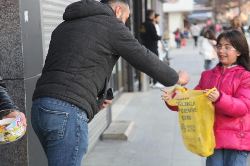 Sabah erkenden sokağa çıkan çocuklar "Şivlilik" diyerek hediyeleri topladı