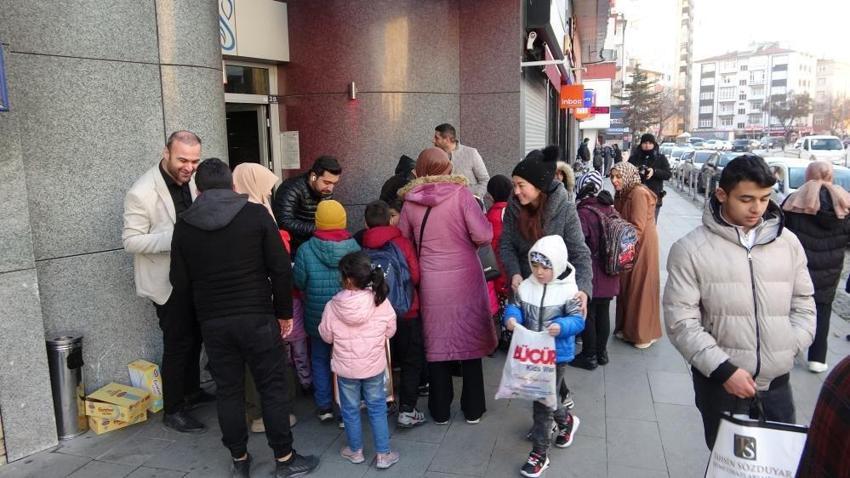 Sabah erkenden sokağa çıkan çocuklar "Şivlilik" diyerek hediyeleri topladı