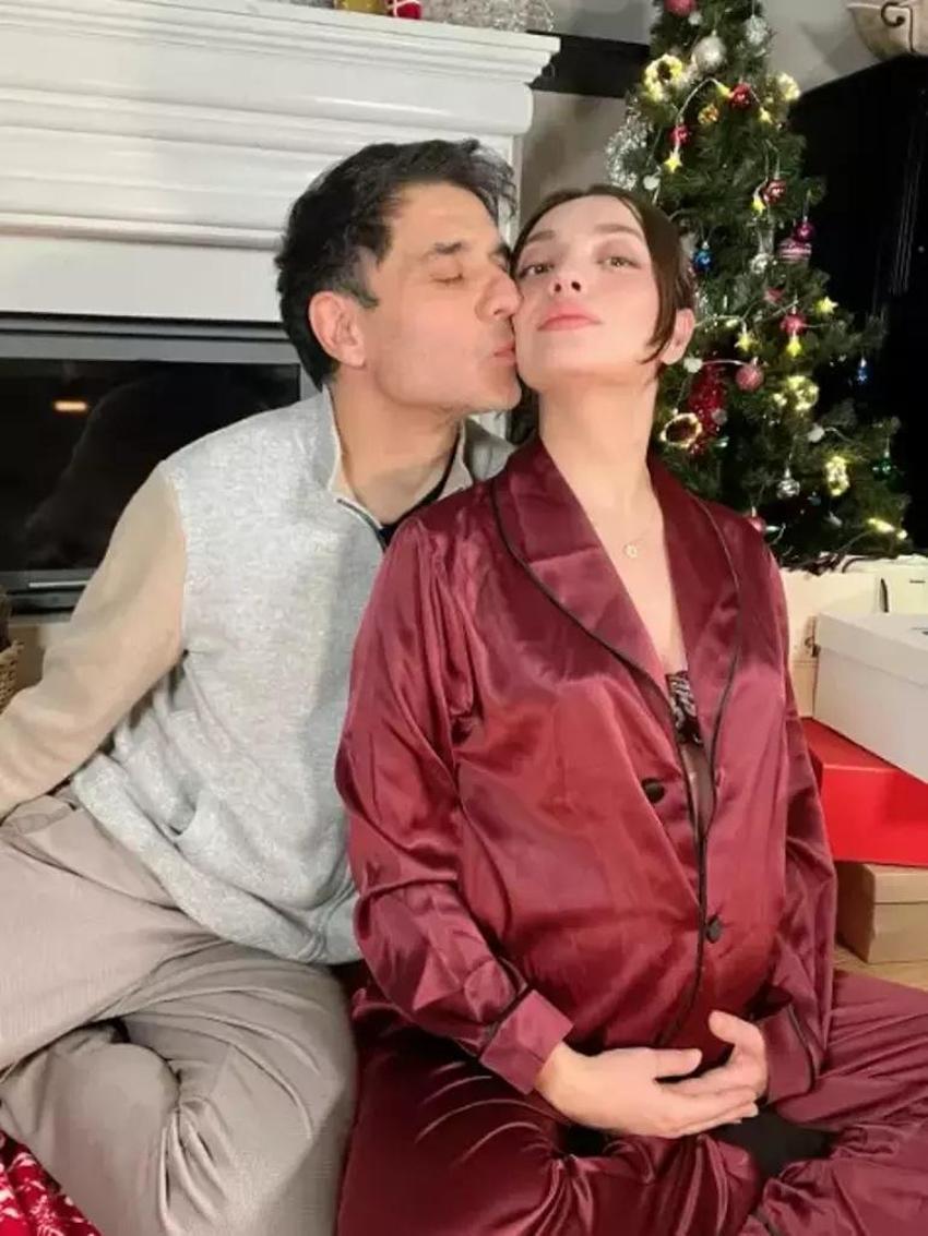 Aile pozu verdiler! Zeynep Tuğçe Bayat bebeklerine verecekleri ismi açıkladı
