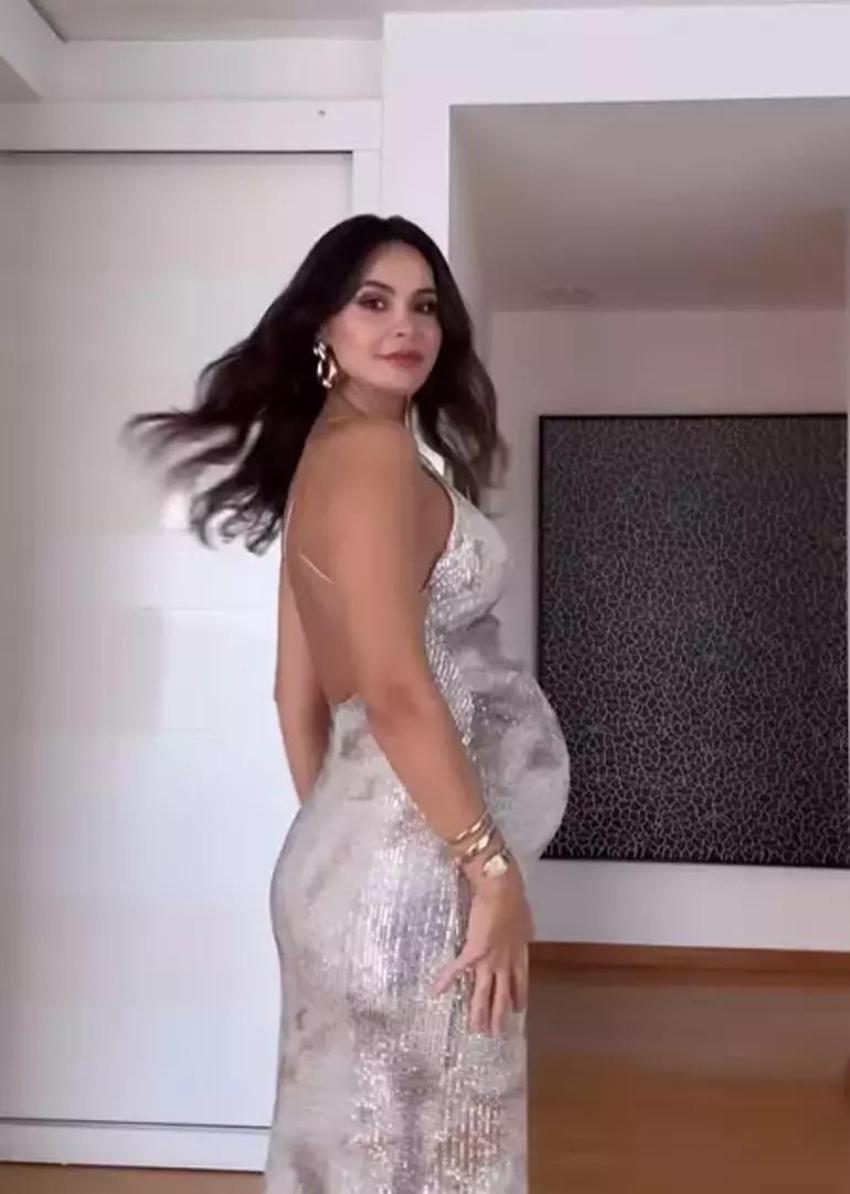 Aile pozu verdiler! Zeynep Tuğçe Bayat bebeklerine verecekleri ismi açıkladı