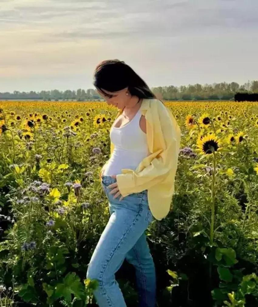 Aile pozu verdiler! Zeynep Tuğçe Bayat bebeklerine verecekleri ismi açıkladı