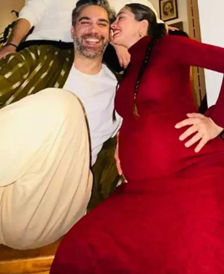 Aile pozu verdiler! Zeynep Tuğçe Bayat bebeklerine verecekleri ismi açıkladı