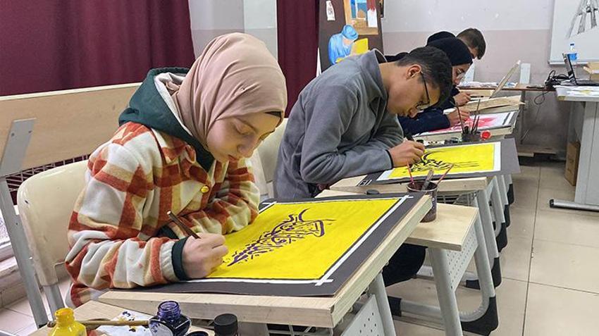 Mardin'de hüsnühat sanatı, öğrencilerin ellerinde hayat buluyor