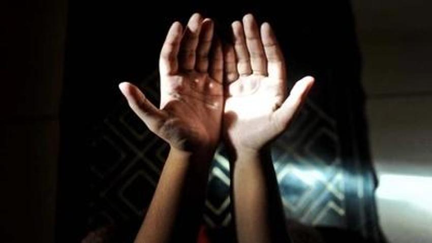 Anneye, babaya Regaip Kandil mesajları: Ölen anneye duygusal Regaip mesajları
