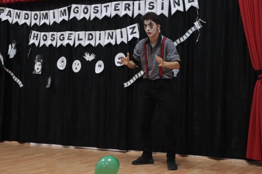 Sessizliğin içinde 'sözsüz' sanat: Engelli Halit hem moral buluyor hem eğlendiriyor